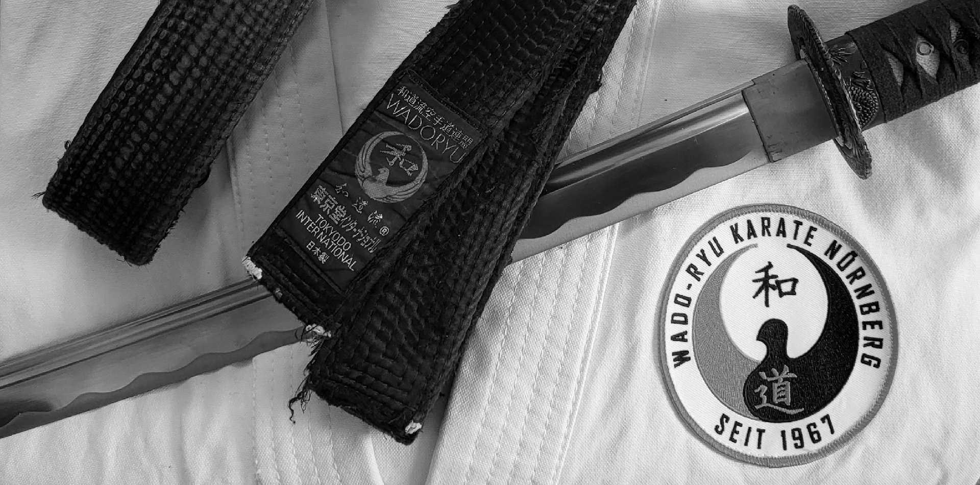 Wado-Ryu Karate-Gi mit Logo Gürtel und Schwert
